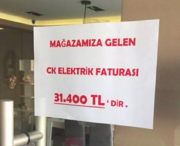 Öyle ki orantısız zamlanan faturalara tepki gösteren işletmeler artık elektrik faturalarını camlarına asmaya başladı...