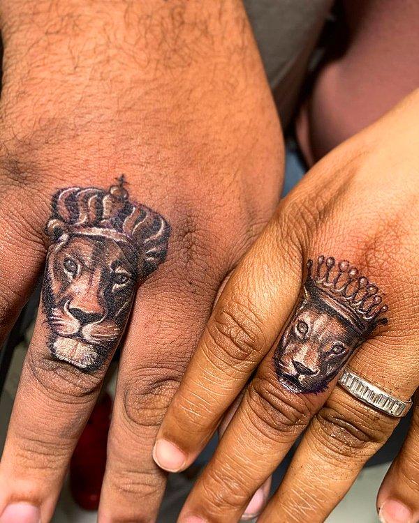 45. Gördük ki çiftlerin yüzük parmaklarına yaptırdığı bu dövmeler bir hayli meşhur... Burada ise dişi aslan ve erkek aslan dövmelerini görüyoruz, demek istiyorlar ki birbirlerinin kralı ve kraliçesiler.