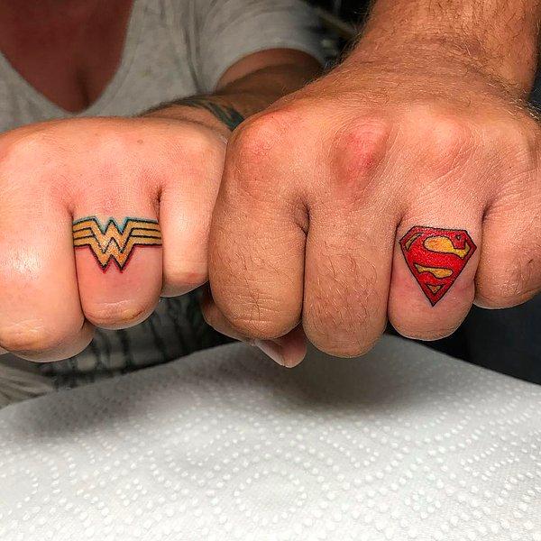 46. Superman'inizin Wonder Woman'ı iseniz bu süper kahramanların sembollerini yüzük parmaklarınıza yaptırmanız muhteşem bir detay olacaktır...