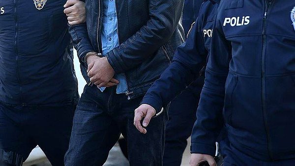 9.  İstanbul merkezli 13 ilde düzenlenen dolandırıcılık operasyonunda, vatandaşların sosyal medya hesaplarını virüs linkleriyle ele geçiren ve mağdur kişilerin arkadaşlarını bir ‘borsa’ uygulaması üzerinden yüklü miktarda para vaadiyle vurgun yapan şebeke çökertildi.