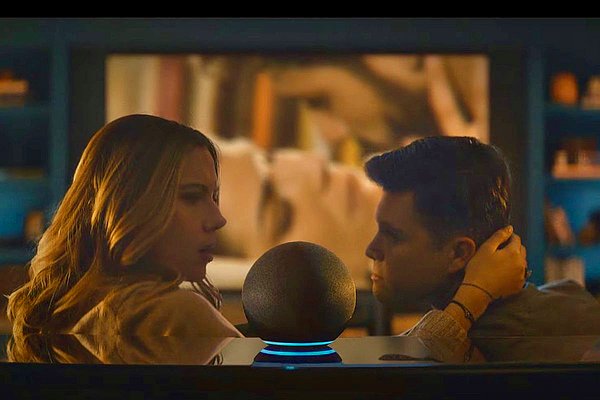11. Scarlett Johansson ve Colin Jost’un başrolde oynadığı zihin okuyan Alexa reklamında ilginç olaylar sahneye taşınıyor. Amazon’un kişisel asistanı Alexa henüz zihin okuyamıyor ama gelecekte gerçek olursa nasıl bir hayatımız olacağını reklamda görüyoruz.