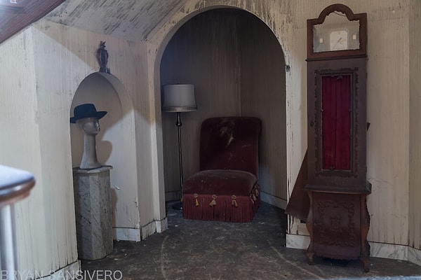 Уголок в фойе