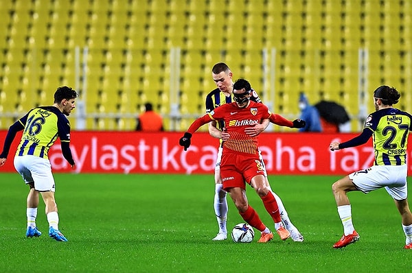 Ülker Stadı'nda oynanan mücadelenin 45+2. dakikasında konuk ekipten Uğur Demirok kırmızı kart görerek takımını 10 kişi bıraktı.