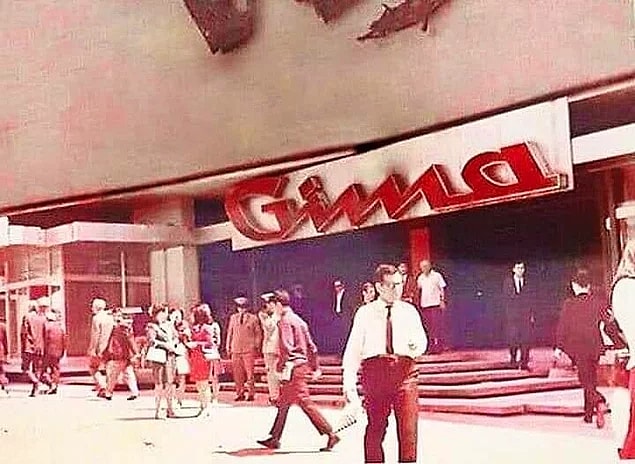 Annesi, babası memur ya da işçi olanlar çok iyi bilir. Devlet senede 1 ya da 2 kere büyük mağazalarda geçerli olan giyim kuponu verirdi. Bununla evin bireylerine üst baş alınacağı gibi beyaz eşyalar için de kullanabilirdiniz. Annesi, babası memur ya da işçi olanlar çok iyi bilir. Devlet senede 1 ya da 2 kere büyük mağazalarda geçerli olan giyim kuponu verirdi. Bununla evin bireylerine üst baş alınacağı gibi beyaz eşyalar için de kullanabilirdiniz.