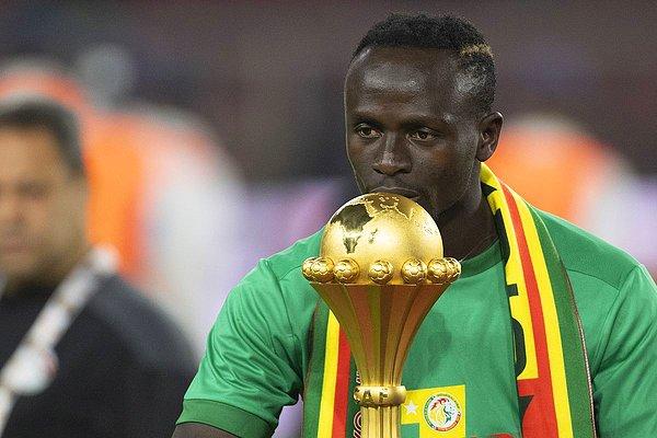 Şimdi ise Mane, Senegal ile Afrika Uluslar Kupası’nı kaldırdı. Bir insan ülkesi ve önemsediği kişiler için daha ne yapabilir ki?