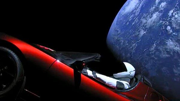 Falcon Heavy’nin içine Tesla’nın Roadster aracının yerleştirilmesi ise en az rekotin fırlatılması kadar gündem yaratmıştı...