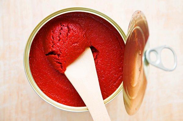 Biber ve domates salçasına renk alsın diye gıda boyası eklemek diğer bir hile yöntemi. Haddinden fazla kırmızı olduğunu düşündüğünüz ve kaynağını bilmediğiniz salçalardan uzak durun!