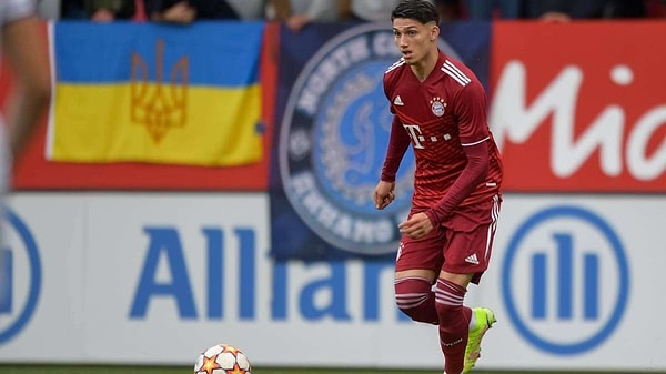 Santrfor mevkinde oynayan Kabadayı, Almanya 18 yaş altı takımında da boy gösteriyor.