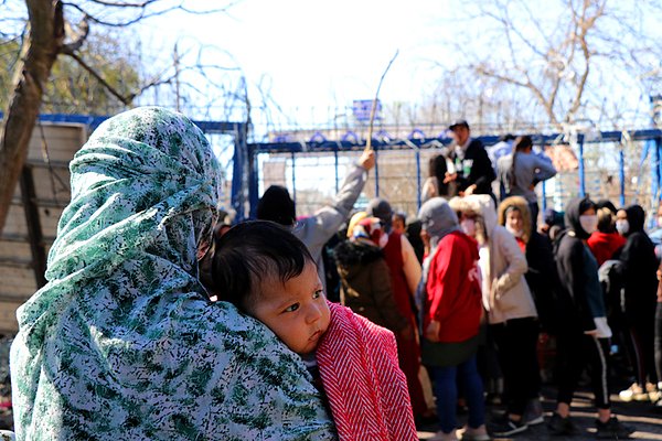 Kadın bu 2 haftada 3 kilo kaybeder, her ne kadar hayat belirtileri olağan olsa da kansızlık çeker. Hastane ekibi kadının ultrasonunda bebeği görür ve acil olarak müdahale edilmesine karar verir.