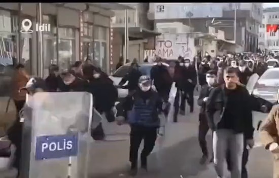 Elektrik Zamlarını Protesto Yürüyüşü Düzenleyenlere Müdahale Eden Polis Yoldan Geçen Vatandaşa Kalkanla Vurdu