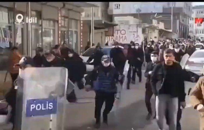 Elektrik Zamlarını Protesto Yürüyüşü Düzenleyenlere Müdahale Eden Polis Yoldan Geçen Vatandaşa Kalkanla Vurdu