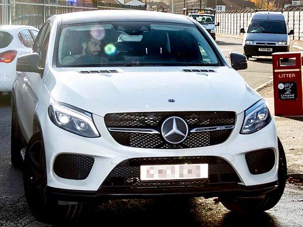 Salah, Liverpool'un eğitim merkezine genellikle Mercedes-Benz SUV aracıyla giderken görüntüleniyor.