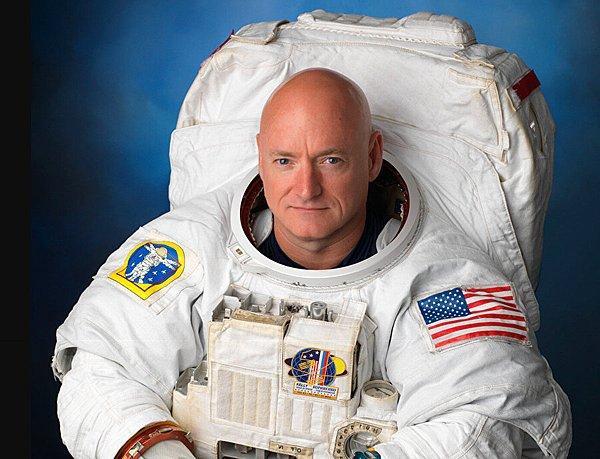 Mevcut NASA rekoru 1 Mart 2016'ya kadar istasyonda 340 gün geçiren astronot Scott Kelly'ye ait.
