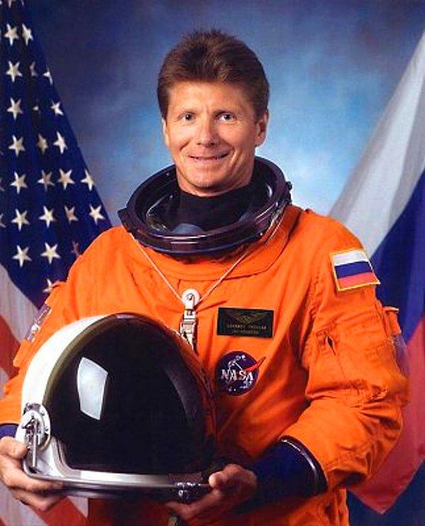 Mir ve UUİ'de görev yapan Rus kozmonot Gennady Padalka da 879 günle dünya rekorunu elinde tutuyor.