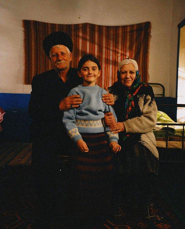 1992 yılının Şubat ayından bizlerle Instagram postları paylaşan 9 yaşındaki kız çocuğu Sevinj, Hocalı'da dedesi ve ninesi ile yaşıyor.