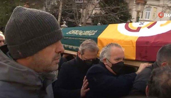 8. Eski futbolcu ve MHP Merkez Yürütme Kurulu üyesi Saffet Sancaklı, eski Galatasaray Başkanı Selahattin Beyazıt'ın cenaze töreninde tabut taşıdığı sırada hırsızlar tarafından soyuldu.