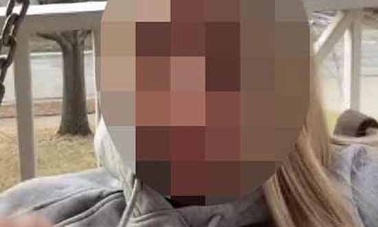 'Kendine Sugar Daddy Bulsana' Diye Tavsiye Verdiği Arkadaşını Kendi Babasıyla İlişkiye Girerken Basan Kadın