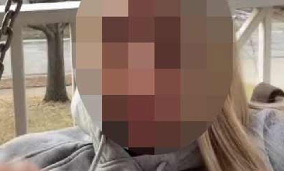 'Kendine Sugar Daddy Bulsana' Diye Tavsiye Verdiği Arkadaşını Kendi Babasıyla İlişkiye Girerken Basan Kadın