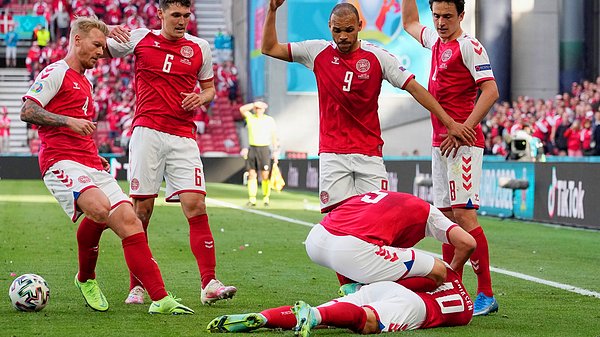 Avrupa Şampiyonası B Grubu'nda oynanan Danimarka - Finlandiya maçının 41. Dakikasında Christian Eriksen kalp krizi geçirerek sahanın ortasında yere yığılıp kalmıştı.
