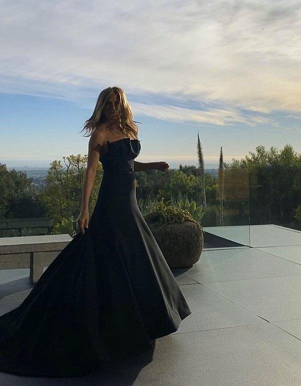 Dior elbisesinin içerisinde göz kamaştıran ünlü oyuncunun teras manzarası görenleri mest ediyor.