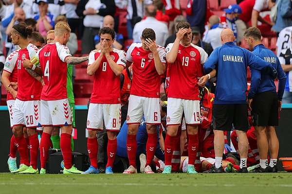 Danimarka Milli Takımı futbolcuları Christian Eriksen’in etrafında halka oluşturarak arkadaşlarına sağlık görevlilerinin yardım etmesine yardımcı olmuşlardı.