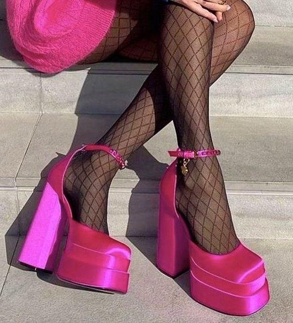 Renkli modelleri ile sosyal medyayı büyüleyen Mary Jane ayakkabılar, renklerin revaçta olduğu bir dönemde hayatımıza giren en tatlı trendlerden biri!