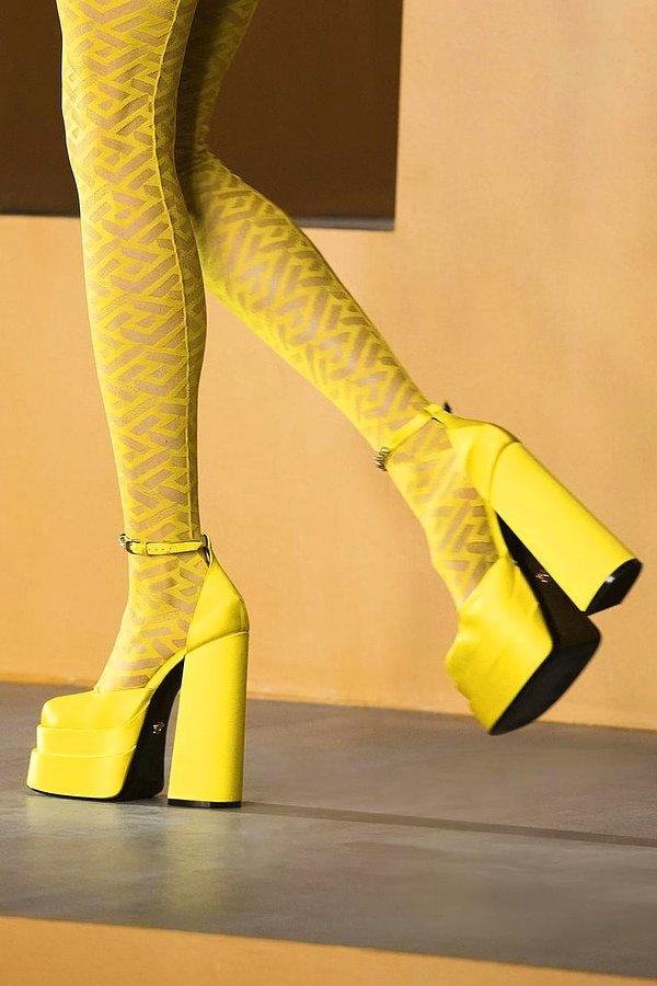 Bu arada Mary Jane platform ayakkabı modelleri, 2022 sezonun en hit ayakkabı modelleri arasında yer alıyor!