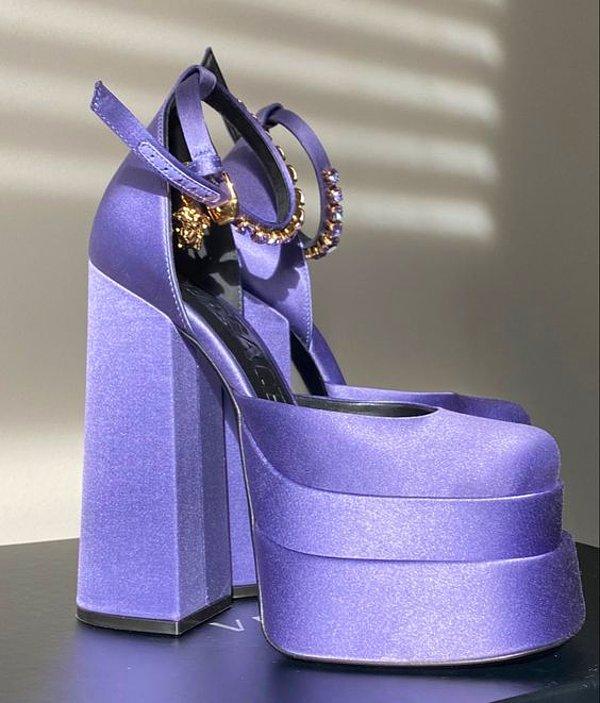 Hemen hemen çoğu kombini destekleyen tasarımı ile tercih edilen bu ayakkabı modeli, özellikle dokusu ile hayran olunası! 🤗💜