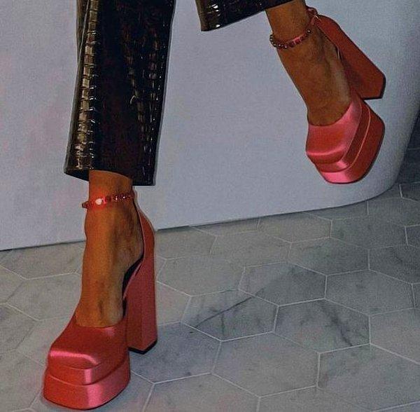 Peki, Mary Jane platform ayakkabı modelleri nasıl kombinlenir? İşte en beğendiğimiz kombinler; 👇