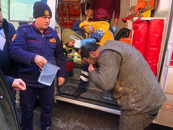 3. Gaziantep’te ev inşaatında yaşanan göçüğün altında kalarak yaralanan bir işçi üzeri kirli diye ambulansa binmek istemedi.