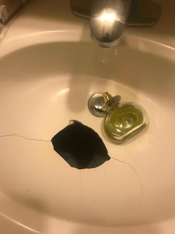 15. Уронил свой одеколон в раковину