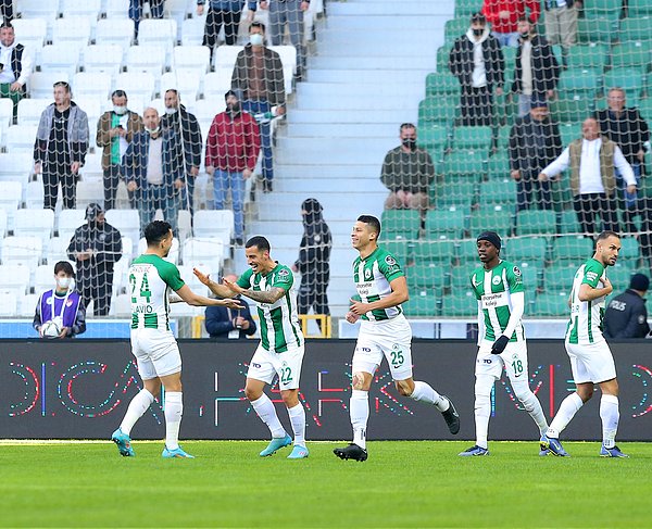 Maçın henüz 2. dakikasında Giresunspor'un yeni transferi Chiquinho fileleri sarsarak durumu 1-0'a getirdi.