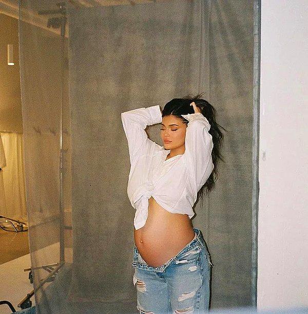 14. Geçtiğimiz haftalarda ikinci çocuğunu kucağına alan Kylie Jenner, bebeğine öyle bir isim koydu ki sosyal medyada dalga konusu olmaktan kurtulamadı.