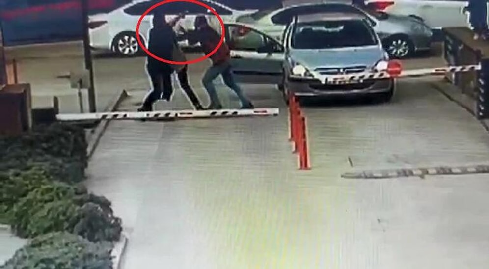 Polis Memuru, Boşanma Aşamasındaki Eşini Öldürdü, 2 Kişiyi de Yaraladı