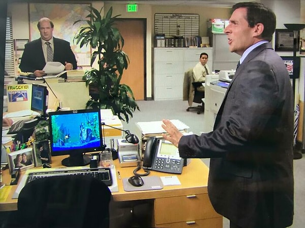 11. В эпизоде Koi Pond некоторые люди в офисе меняют фон своего компьютера на подводный