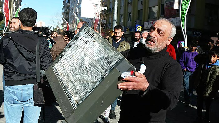 Zam Protestosunda Elektrikli Soba Fırlatan Esnaf: 'Topla Çıkar Matematik Tutmuyor, Zamlara Yetişemiyoruz'