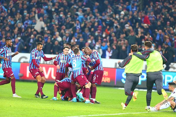 Büyük bir heyecan fırtınasına neden olan maç 2-1 Trabzonspor üstünlüğüyle sona erdi.