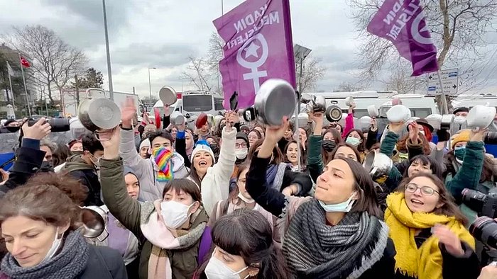 Kadıköy'de Kadınların Tencere-Tavalı Zam Protestosuna Polis Engeli