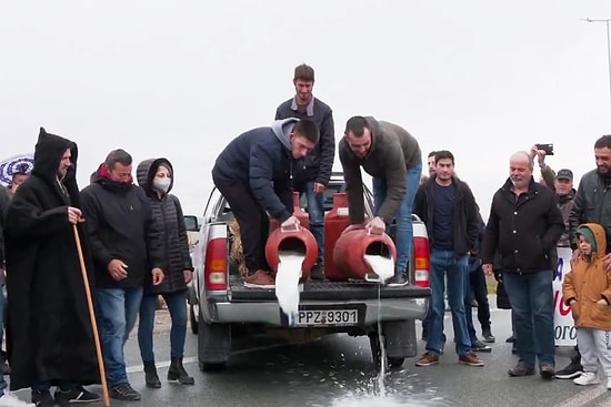Enerji Fiyatlarını Protesto Eden Yunan Çiftçiler Sütlerini Yola Döktü