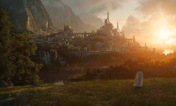 İlk fragmanın yayınlandığı The Lord of the Rings: The Rings of Power'da yok yok! Heyecanla beklenen fragman John Ronald Reuel Tolkien‘in Orta Dünya’nın İkinci Çağı olarak adlandırdığı ‘Hobbit’ ve orijinal üçleme ‘Yüzüklerin Efendisi’ olaylarından yüzlerce yıl önce yaşanan olayları müthiş kurgusu ve sahneleri ile anlatıyor.
