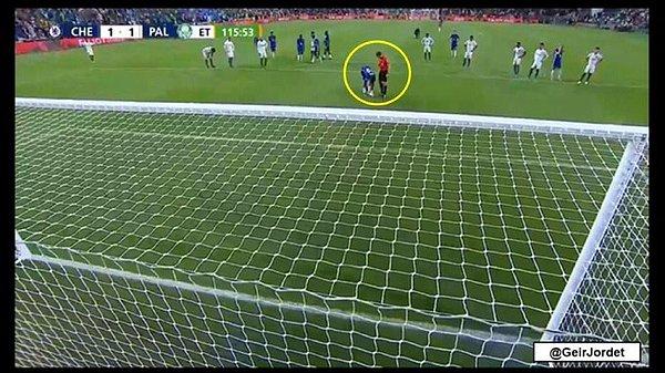 Havertz tek başına, hiçbir baskı altına girmeden penaltı vuruşunu kullanmak için hazır hale geliyor ve penaltıyı gole çeviriyor.