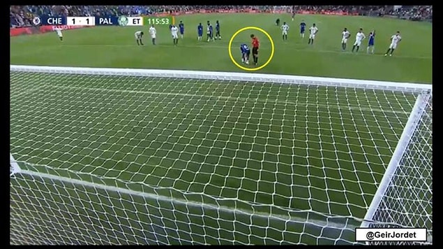 Havertz tek başına, hiçbir baskı altına girmeden penaltı vuruşunu kullanmak için hazır hale geliyor ve penaltıyı gole çeviriyor. Havertz tek başına, hiçbir baskı altına girmeden penaltı vuruşunu kullanmak için hazır hale geliyor ve penaltıyı gole çeviriyor.