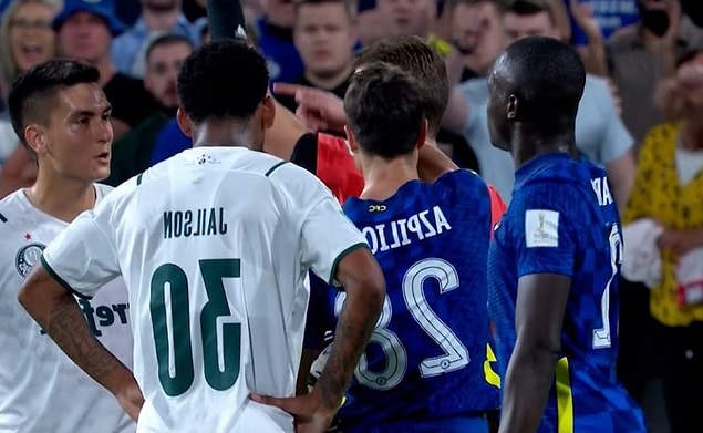 Palmeiras takımı bu tür durumlarda rakibi baskı altına almaya çalışıyorlar. Chelsea teknik ekibi buna çalışmış ve kaptan Azpilicueta da bunu sahada uygulamış... Palmeiras takımı bu tür durumlarda rakibi baskı altına almaya çalışıyorlar. Chelsea teknik ekibi buna çalışmış ve kaptan Azpilicueta da bunu sahada uygulamış...