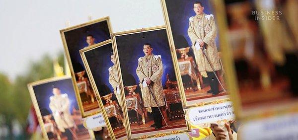 Ekim 2016'da babasının ölümü üzerine Tayland tahtına kendisi geçiyor ve ailesinin 10. hükümdarı anlamında Kral Rama X olarak anılmaya başlanıyor.