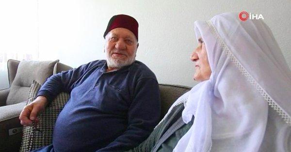 79 yaşındaki İsa Bey, ‘Eşimi çok seviyorum. Sabah kalktığımda sanki yeniden nişanlanmışım gibi oluyor.’ diyor.
