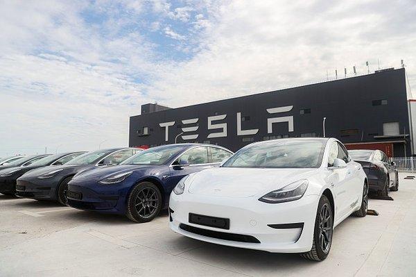 Durum böyle olunca vakit kaybetmeden harekete geçen Tesla, Boombox özelliğine sahip toplamda 578 bin 607 aracını geri çağırma kararı aldı. Kasım 2021’den itibaren altıncı geri çağırma kararına imza atan şirket, 2017-2022 Model 3, 2020-2022 Model S ve Model Y araçlarından söz konusu özelliği kaldıracak.