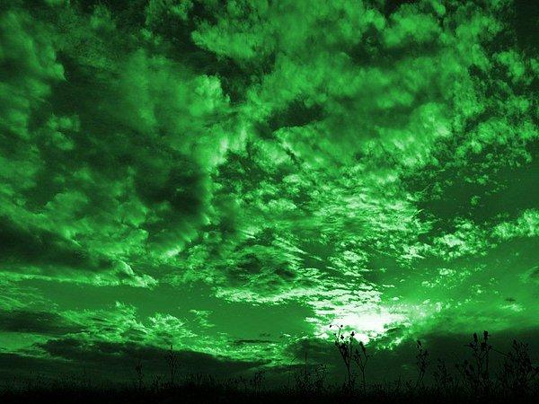 10. "Tam olarak ses olmasa da, gökyüzüne baktığınızda yeşil renklerdeyse yakında fırtına başlayacak demektir."