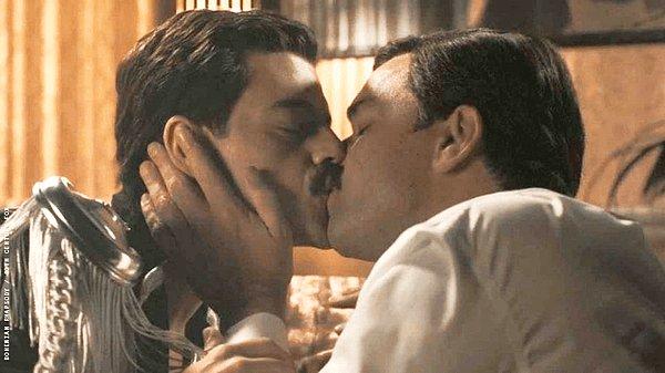 Belki hatırlarsınız, Bohemian Rhapsody'de iki erkeğin öpüştüğü sahne ve "gey" kelimesinin geçtiği yerler filmden kaldırılmıştı.