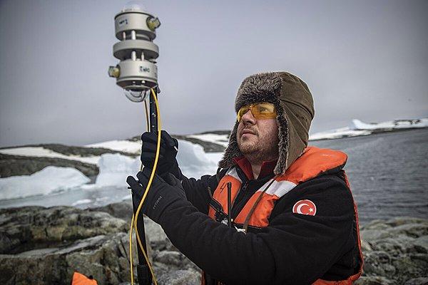 GNSS bakım onarım çalışmaları ve kaydedilen bilgilerin alınması için 20 kişilik bilim ekibinde yer alan Harita Genel Müdürlüğü Jeodezi Dairesi'nden Mühendis Yüzbaşı İlyas Akpınar, 6. Ulusal Antarktika Bilim Seferi kapsamında Dismal Adası'nda olduklarını belirterek, "Jeodezi bilimi, yerin şekli konumu ve gravite alanı ile ilgilenmektedir. GNSS Küresel Konumlama Uydu Sistemleri, bulunduğumuz konumu belirlemenin yanı sıra navigasyon probleminin çözülmesi, deniz seviyesindeki değişimlerin tespit edilebilmesi, aynı zamanda tektonik hareketliliğin de tespit edilebilmesi, izlenebilmesi amacıyla kullanılabilmektedir" ifadelerini kullandı.