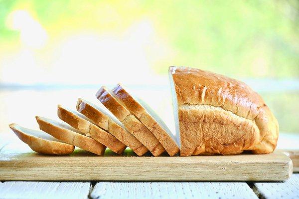 Beyaz ekmek... Türkiye'de insanlar ekmek yemeyince doymuyor biliyorsunuz ki. Maalesef hazır alınan beyaz ekmekler evde yapılana göre neredeyse 3 kat daha fazla tuz içeriyor. Bu da vücudun ödem tutmasına neden oluyor.